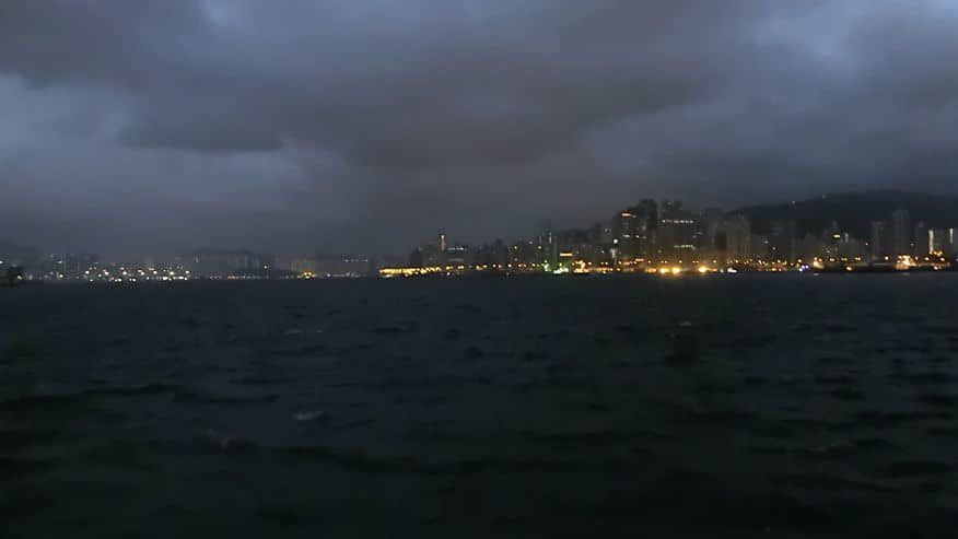 走出地鐵通道,看到這天空,便知道今天沒戏了