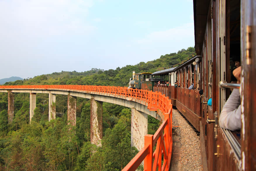 架在山谷中的小火車