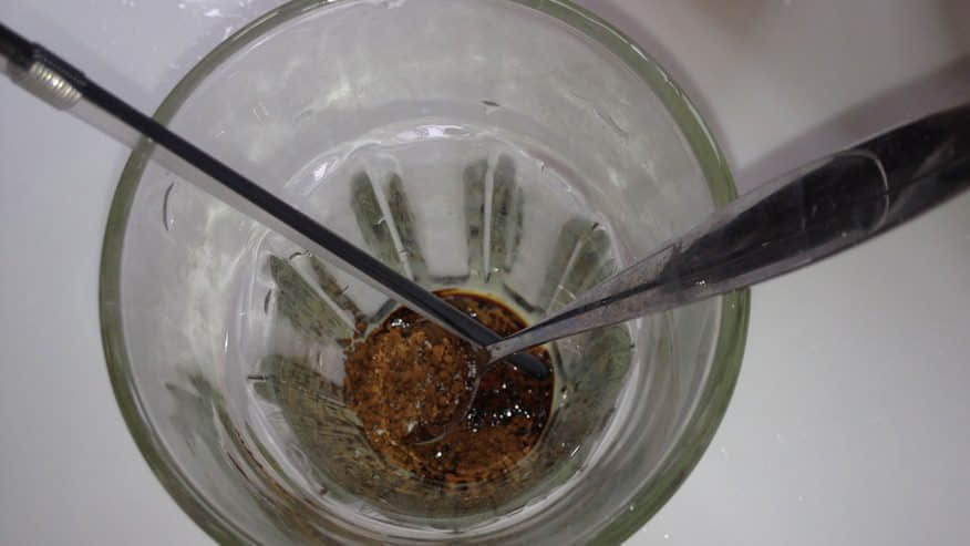 第一步,按照口味加入咖啡，糖等