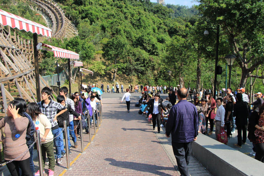 木質過山車排隊人龍