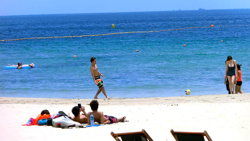 玩沙灘足球的游客