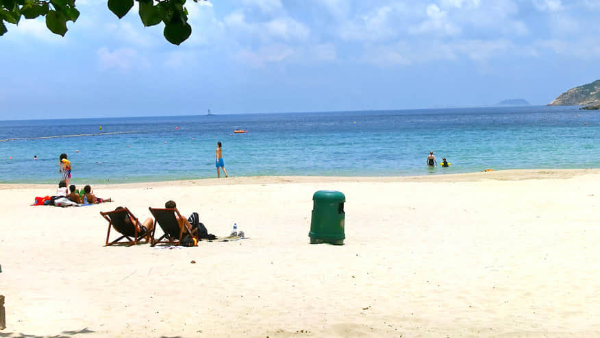 沙灘上曬太陽的人們