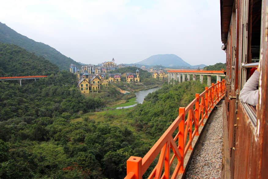 山谷中的小火車