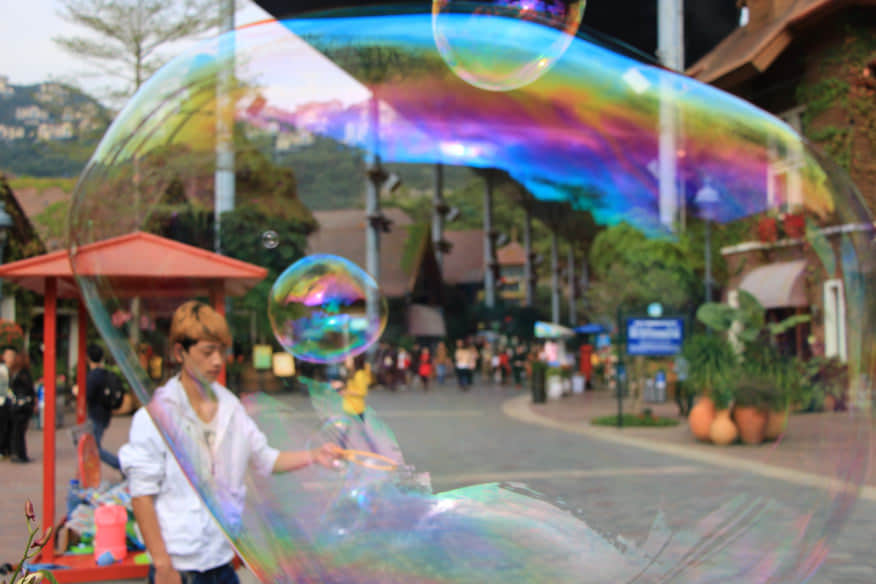 隔著泡泡看天幕