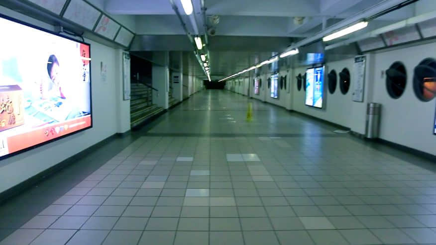 早上5點不到的地鐵站,一個人影都沒有